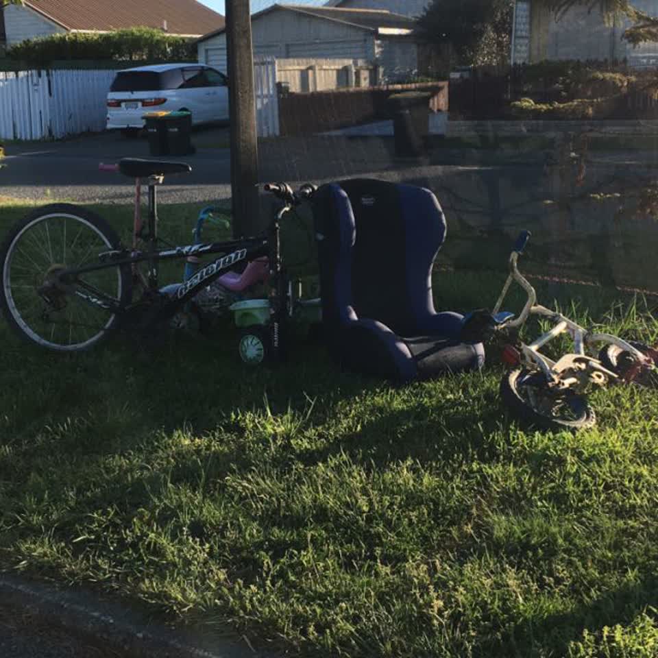 The photograph attached to this rubbish/recycling report
