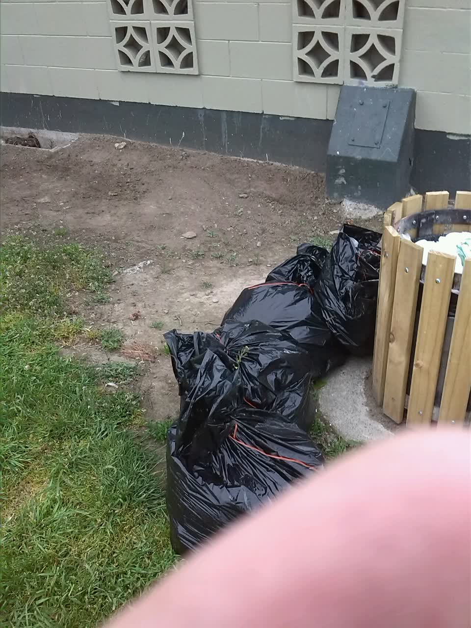 The photograph attached to this rubbish/recycling report