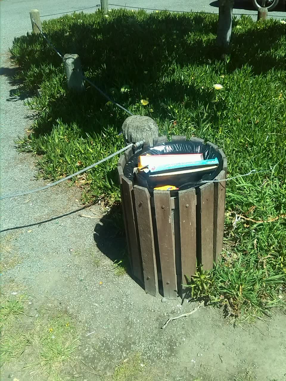 The photograph attached to this rubbish/recycling report