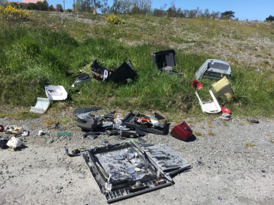 The photograph attached to this rubbish/recycling report