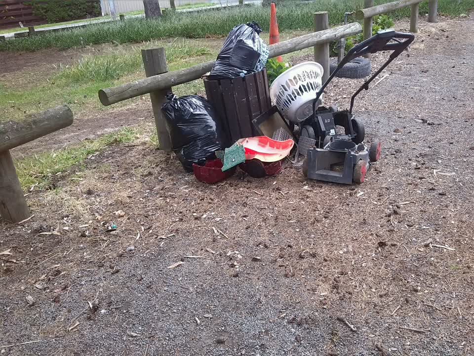 The photograph attached to this rubbish/recycling report