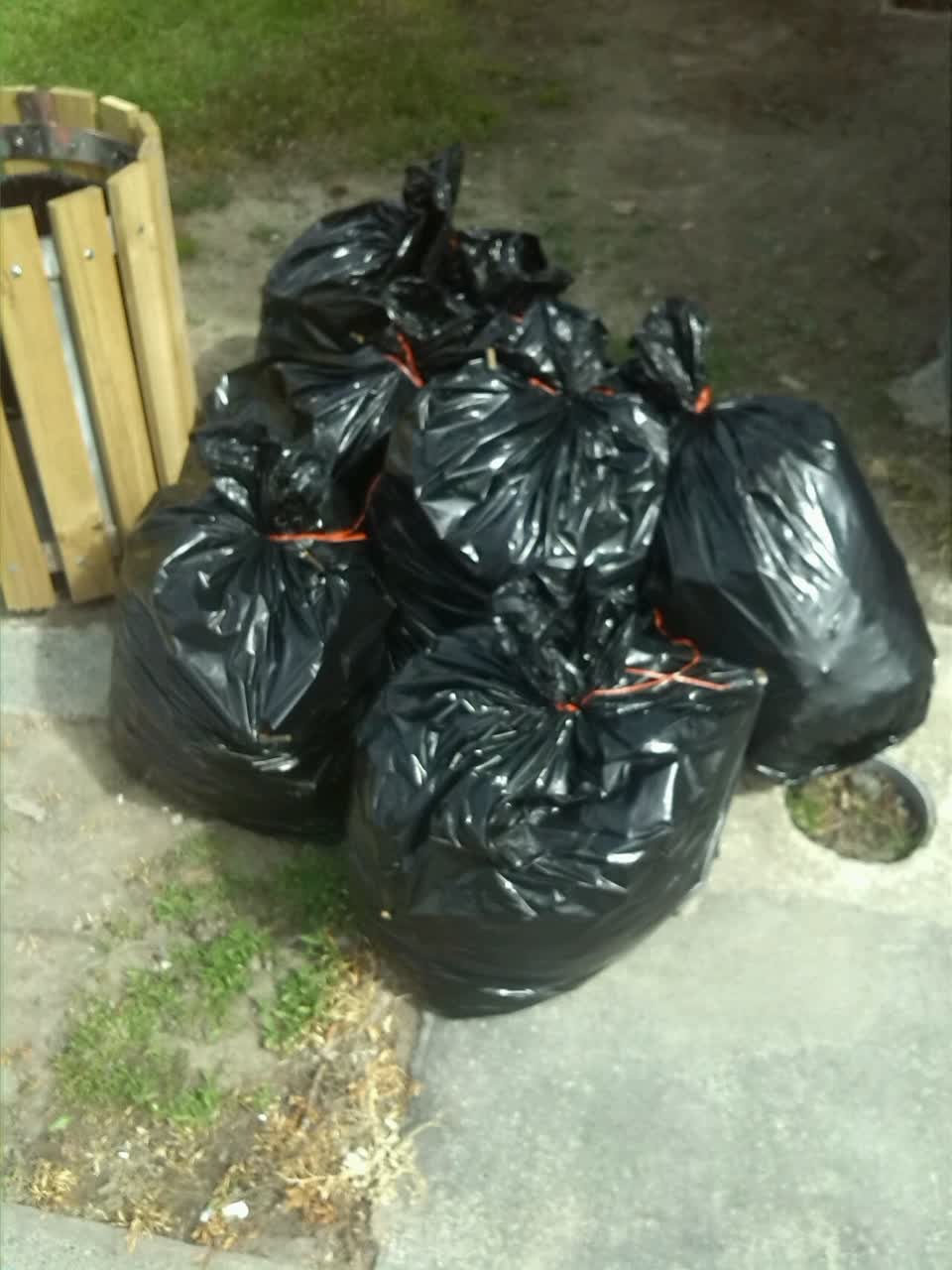 The photograph attached to this rubbish/recycling report