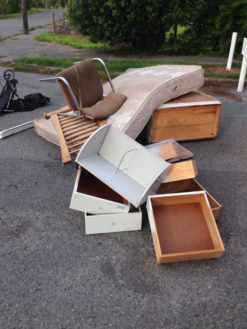 The photograph attached to this rubbish/recycling report