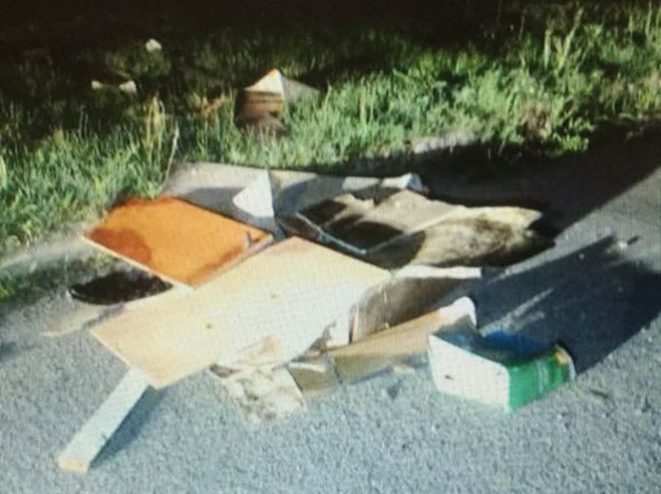 The photograph attached to this rubbish/recycling report