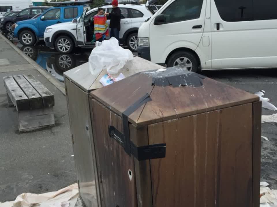 The photograph attached to this rubbish/recycling report