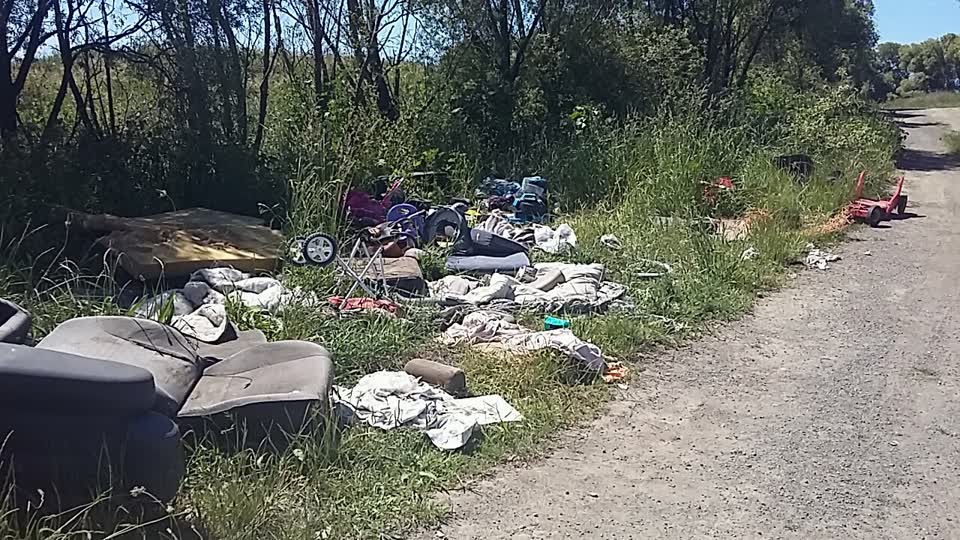 The photograph attached to this rubbish/recycling report