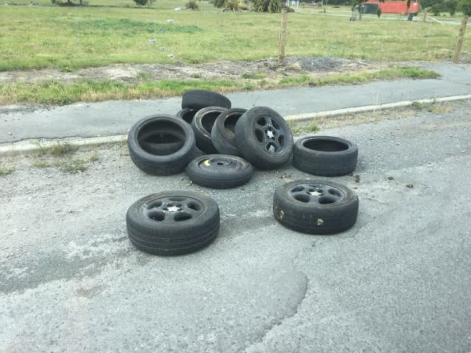 The photograph attached to this rubbish/recycling report