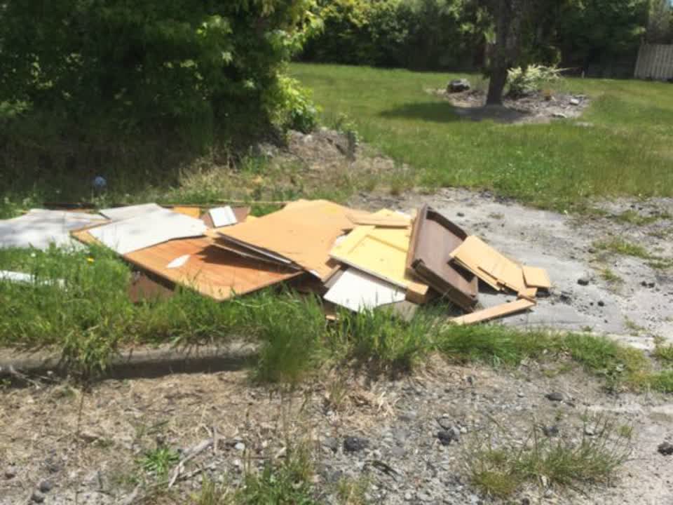 The photograph attached to this rubbish/recycling report
