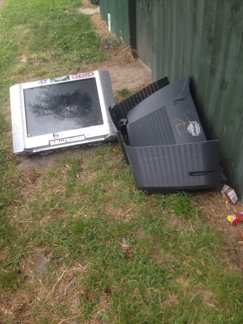 The photograph attached to this rubbish/recycling report