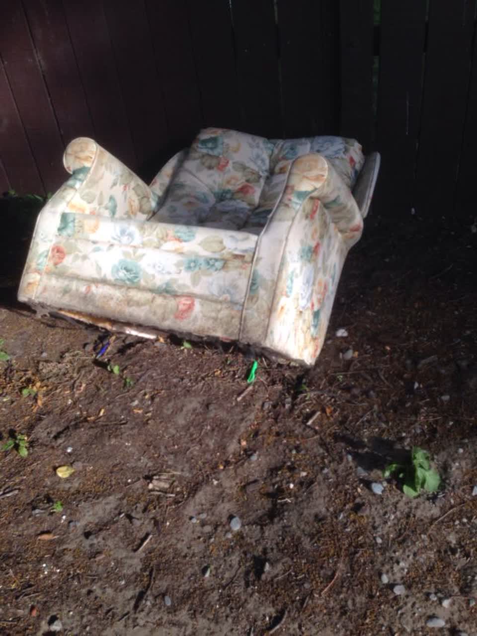 The photograph attached to this rubbish/recycling report