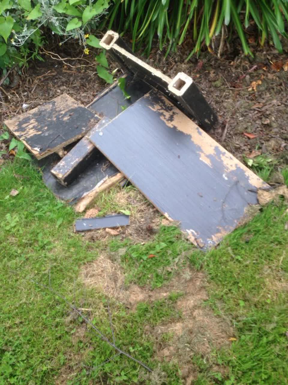 The photograph attached to this rubbish/recycling report