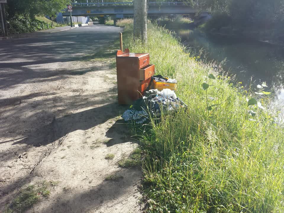 The photograph attached to this rubbish/recycling report
