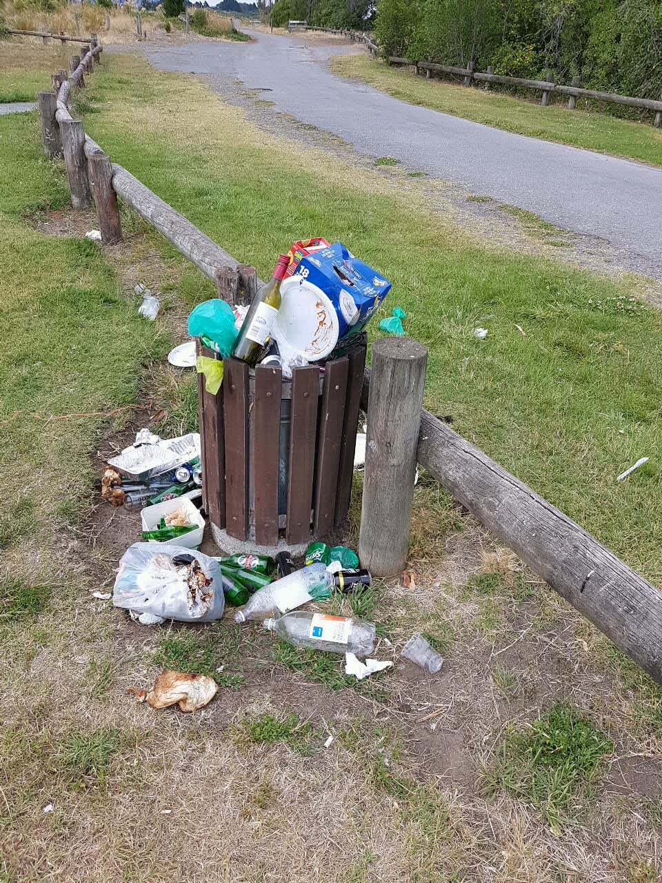 The photograph attached to this rubbish/recycling report