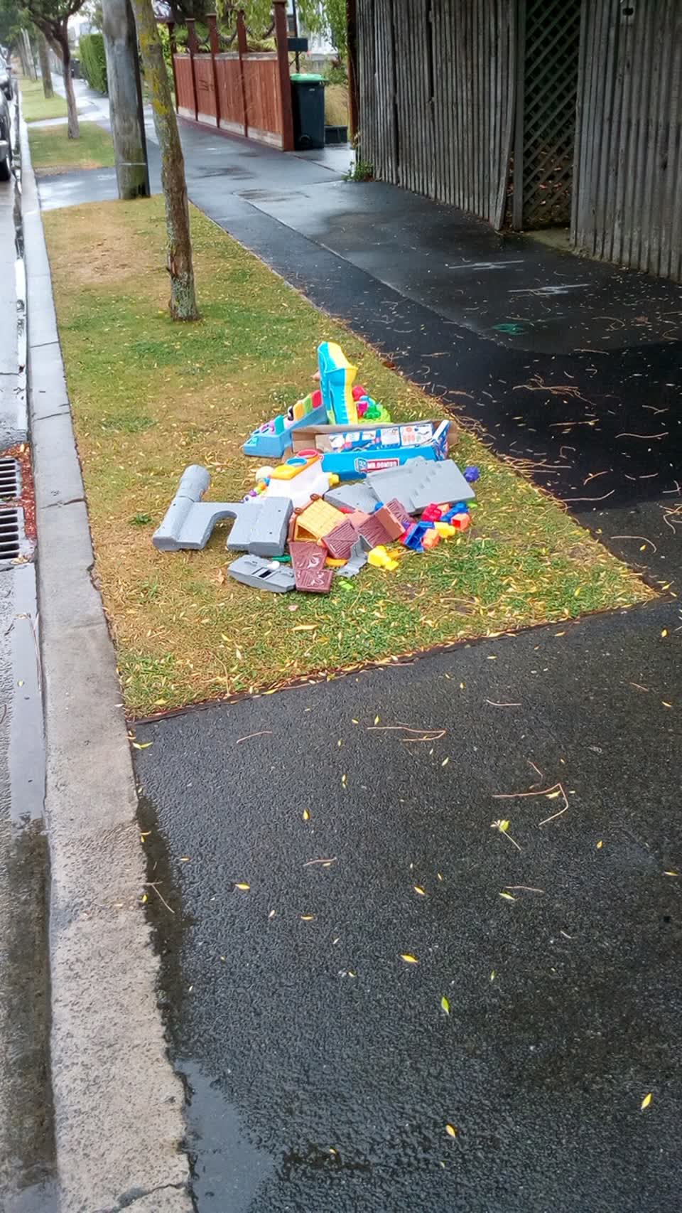 The photograph attached to this rubbish/recycling report