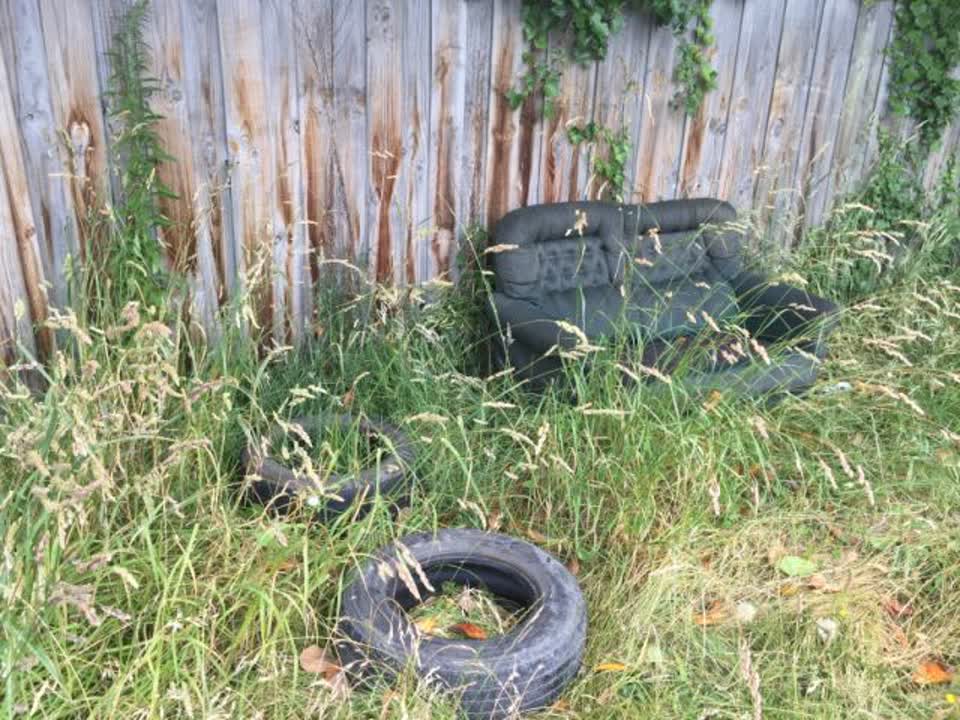 The photograph attached to this rubbish/recycling report