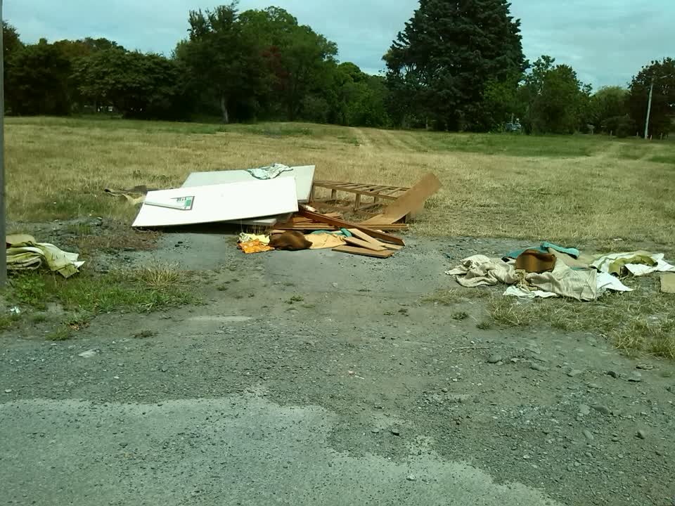 The photograph attached to this rubbish/recycling report