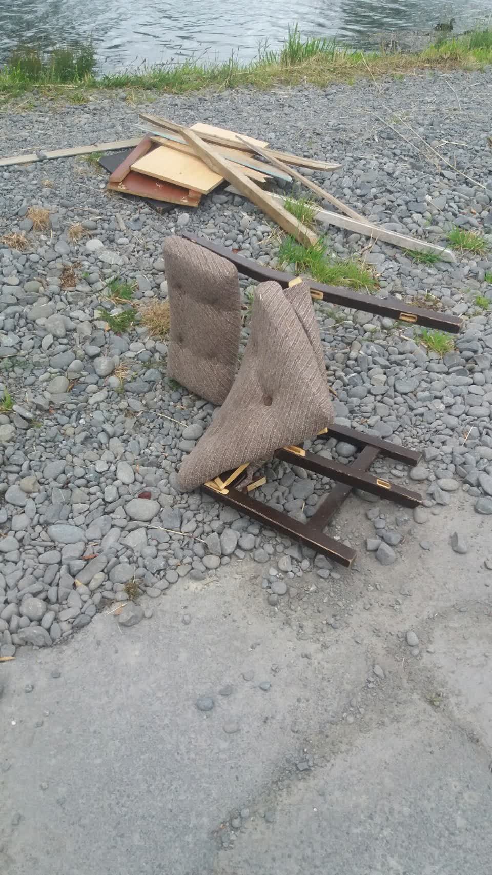 The photograph attached to this rubbish/recycling report