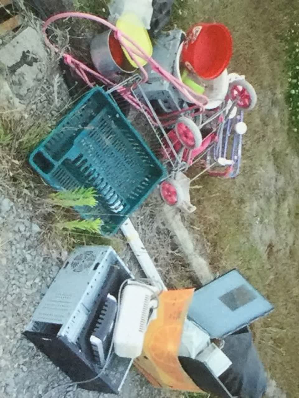 The photograph attached to this rubbish/recycling report