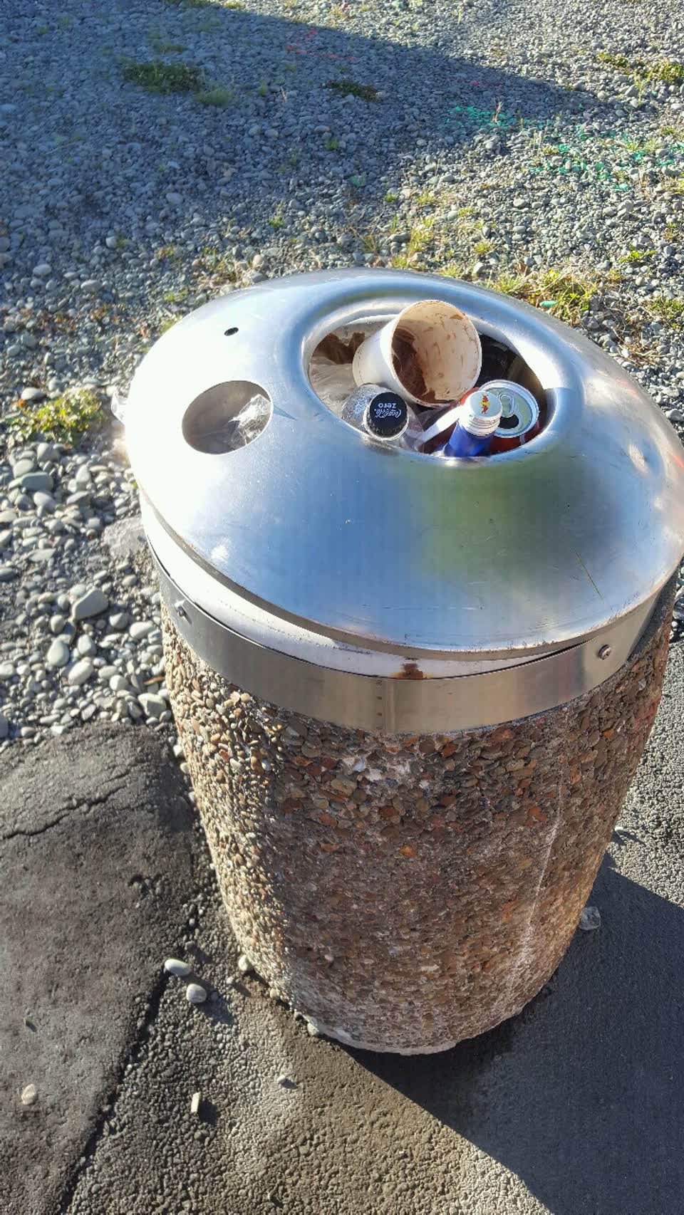 The photograph attached to this rubbish/recycling report