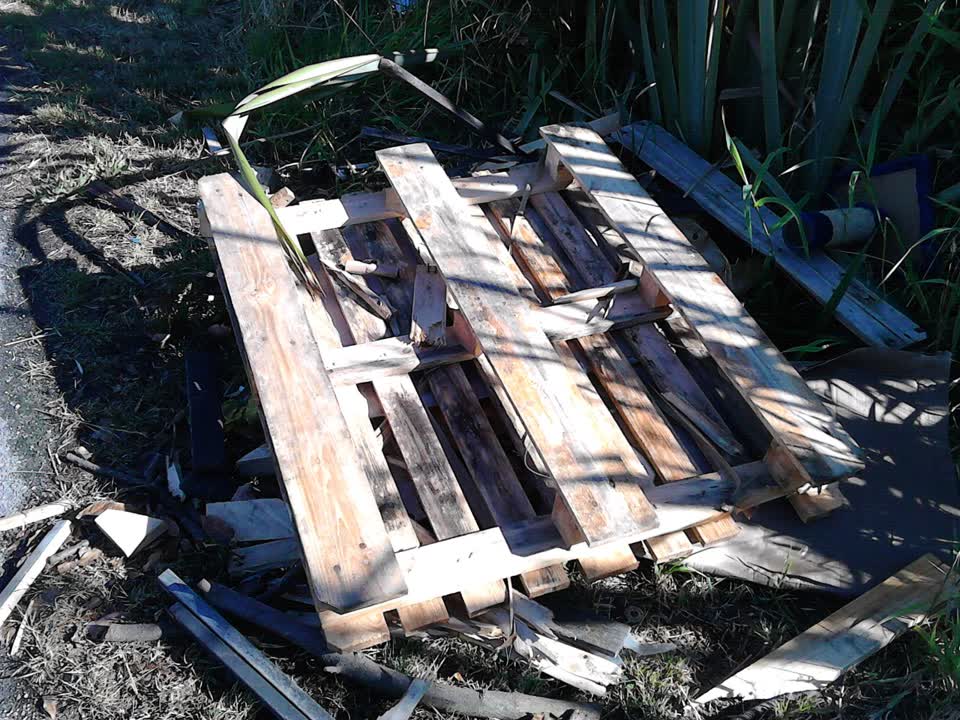 The photograph attached to this rubbish/recycling report