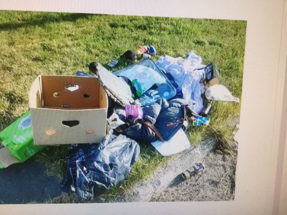 The photograph attached to this rubbish/recycling report