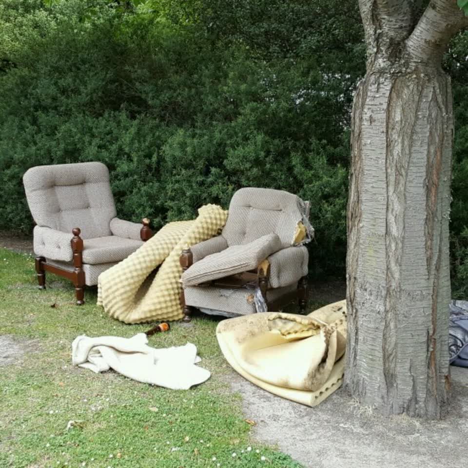 The photograph attached to this rubbish/recycling report