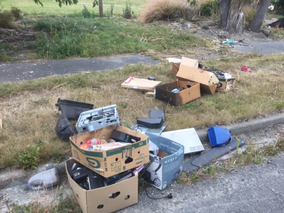 The photograph attached to this rubbish/recycling report