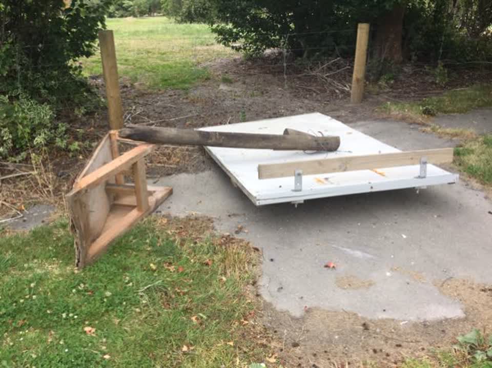 The photograph attached to this rubbish/recycling report