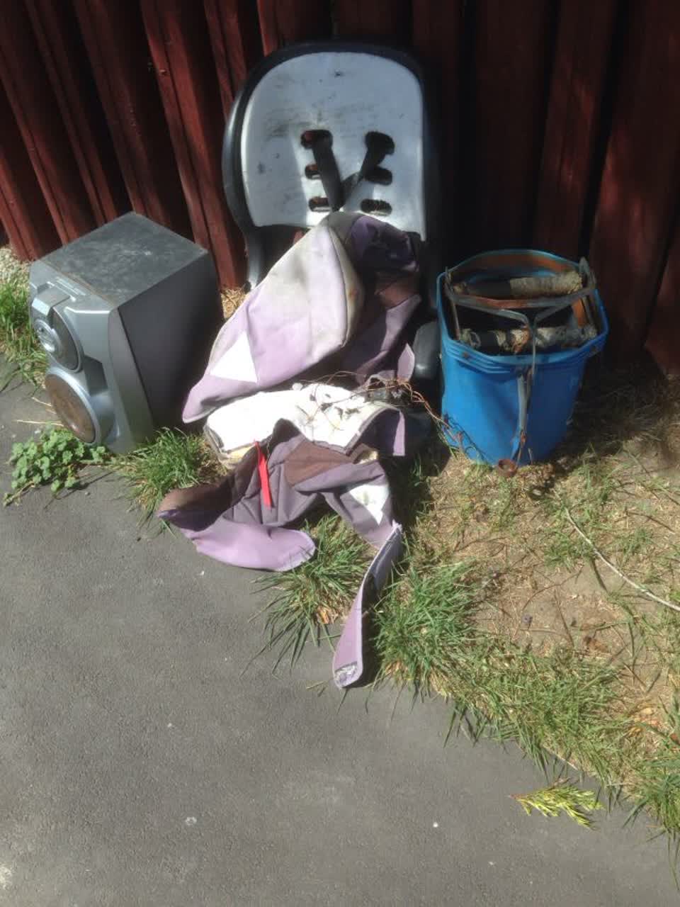 The photograph attached to this rubbish/recycling report