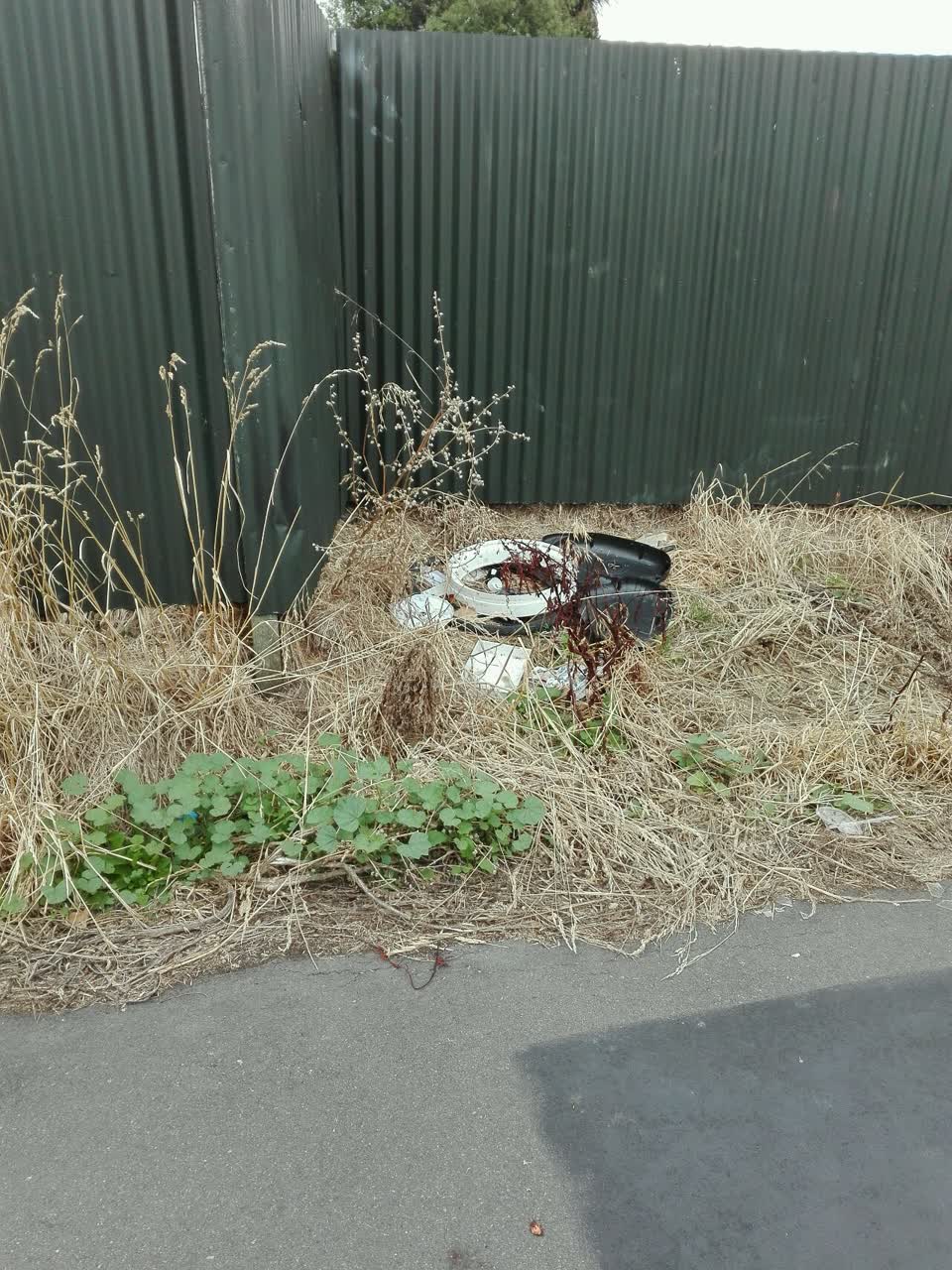 The photograph attached to this rubbish/recycling report