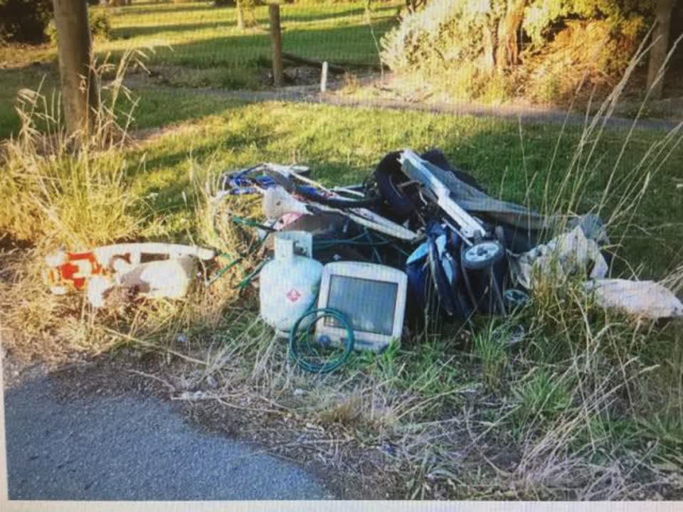 The photograph attached to this rubbish/recycling report