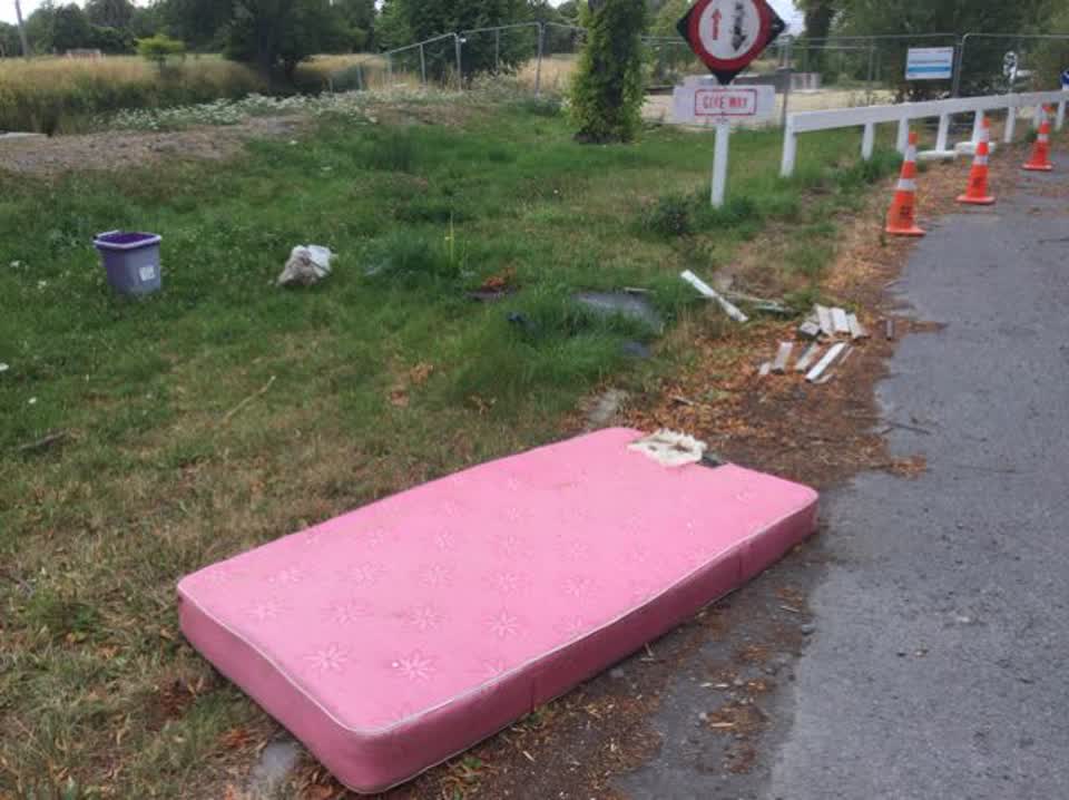 The photograph attached to this rubbish/recycling report