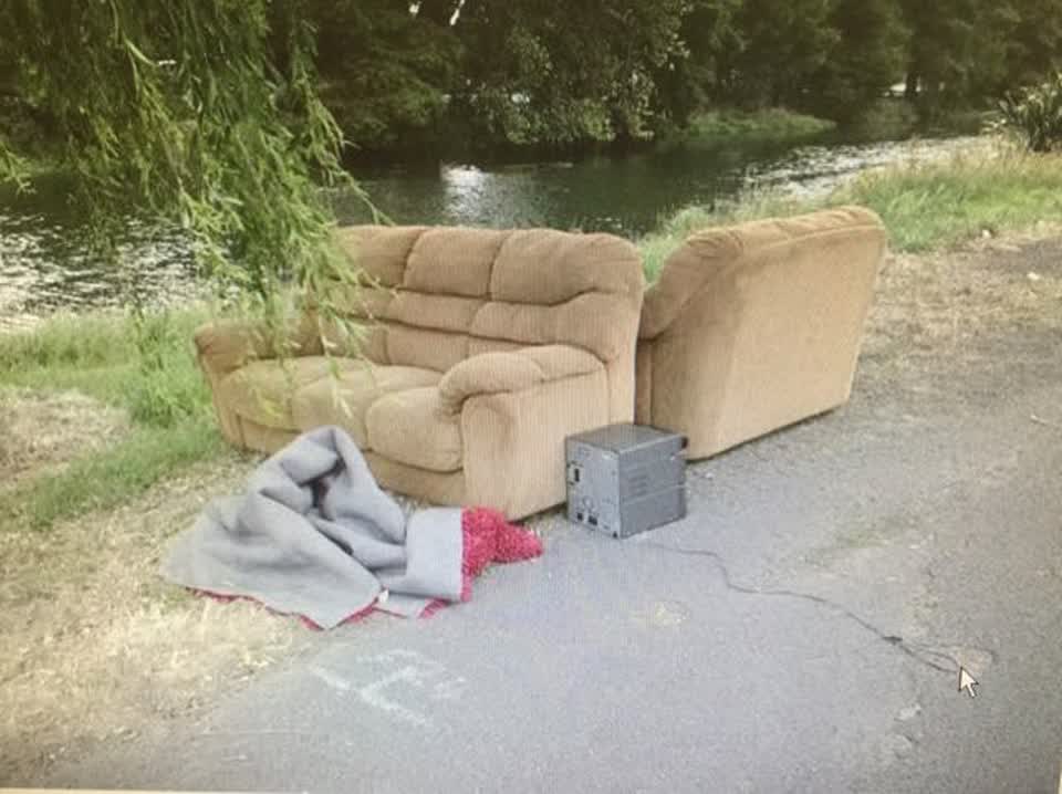 The photograph attached to this rubbish/recycling report
