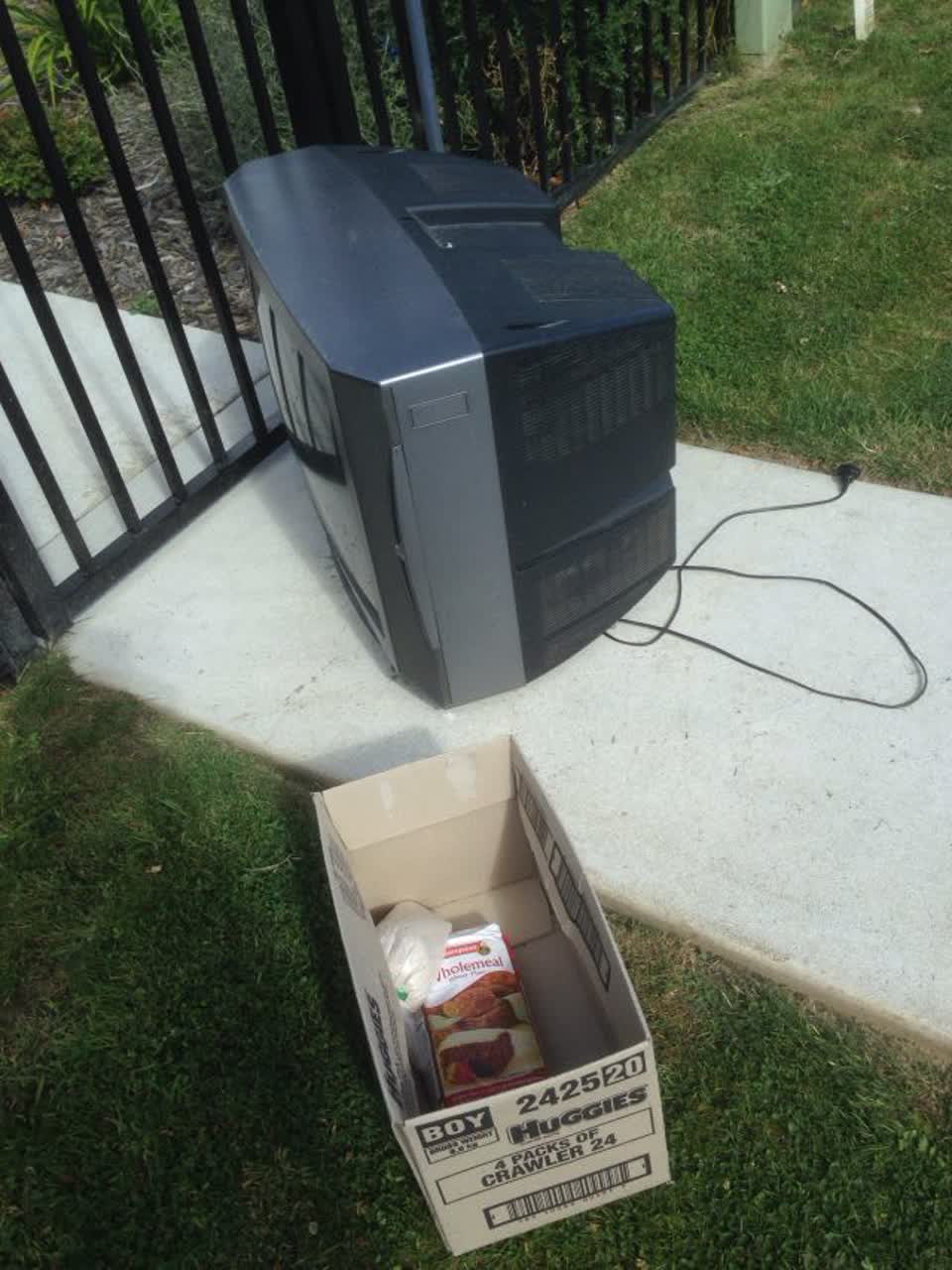 The photograph attached to this rubbish/recycling report