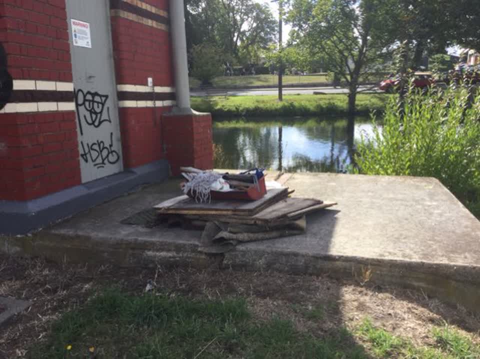 The photograph attached to this rubbish/recycling report