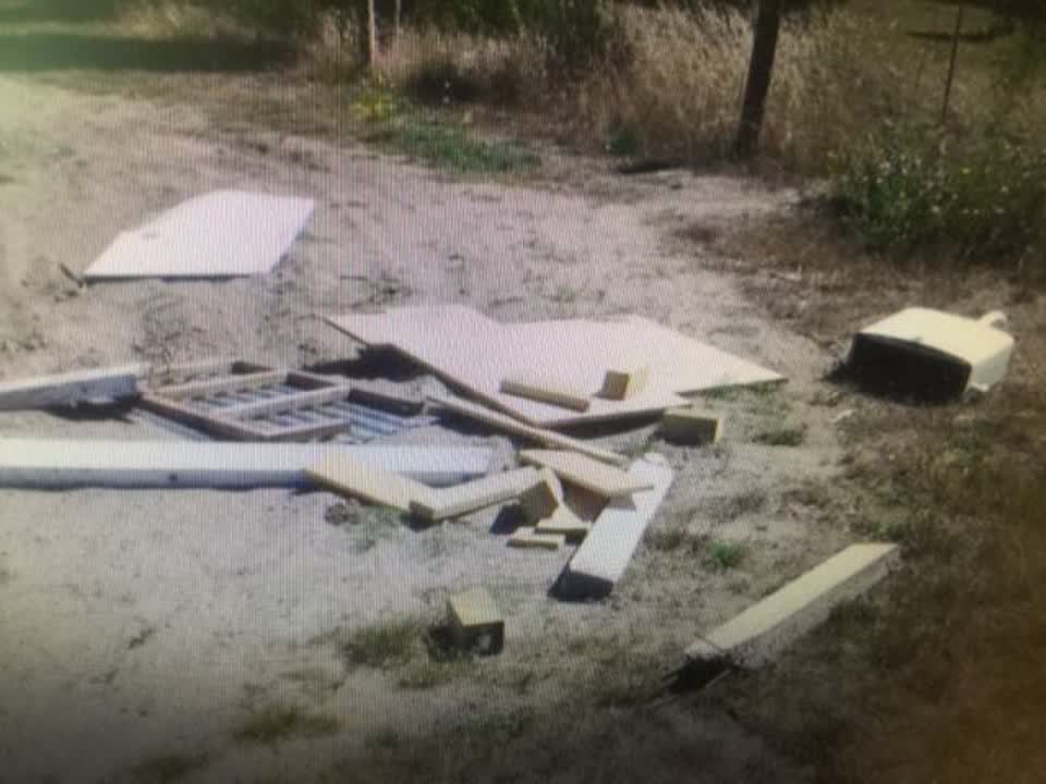 The photograph attached to this rubbish/recycling report