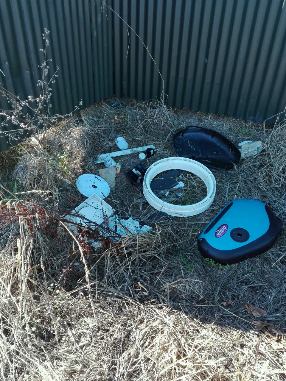 The photograph attached to this rubbish/recycling report