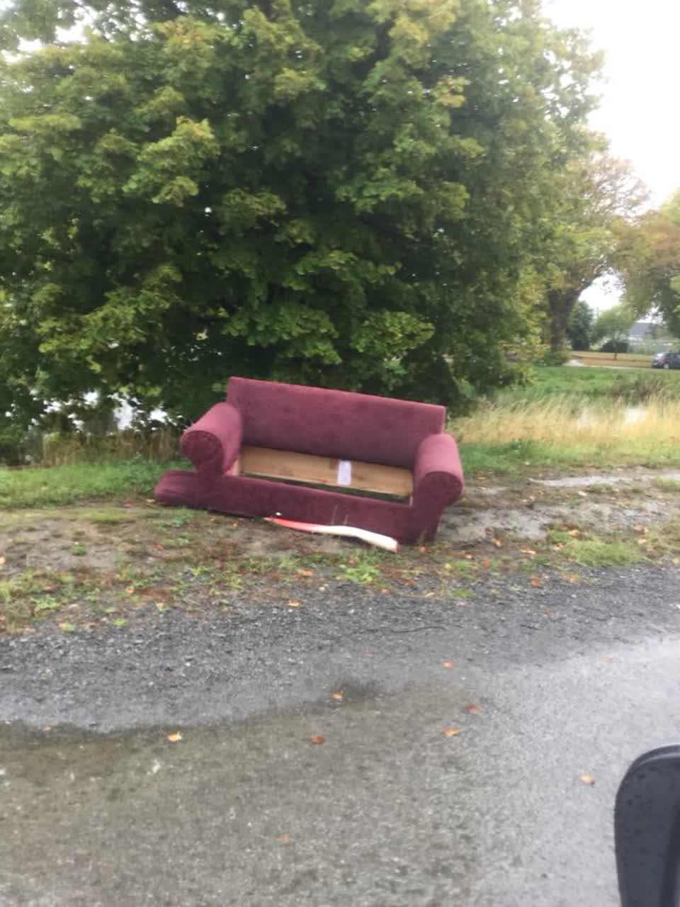 The photograph attached to this rubbish/recycling report