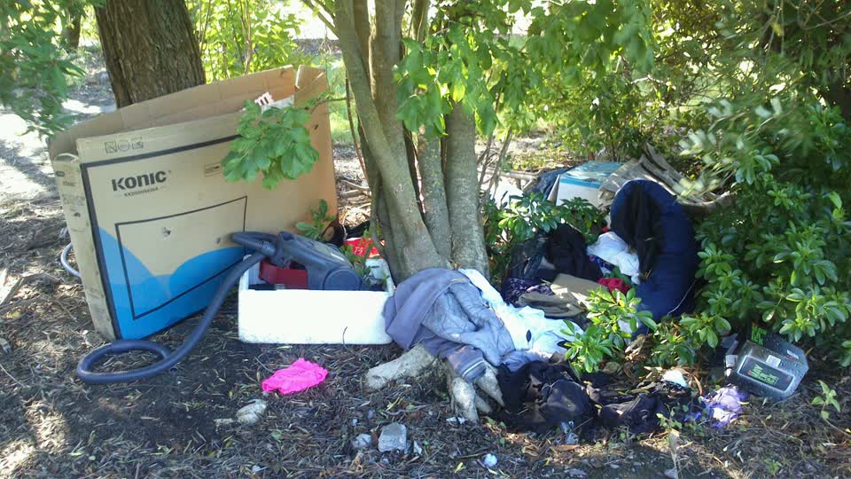 The photograph attached to this rubbish/recycling report