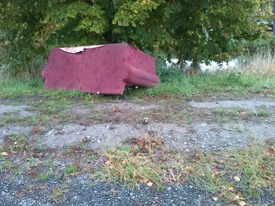 The photograph attached to this rubbish/recycling report