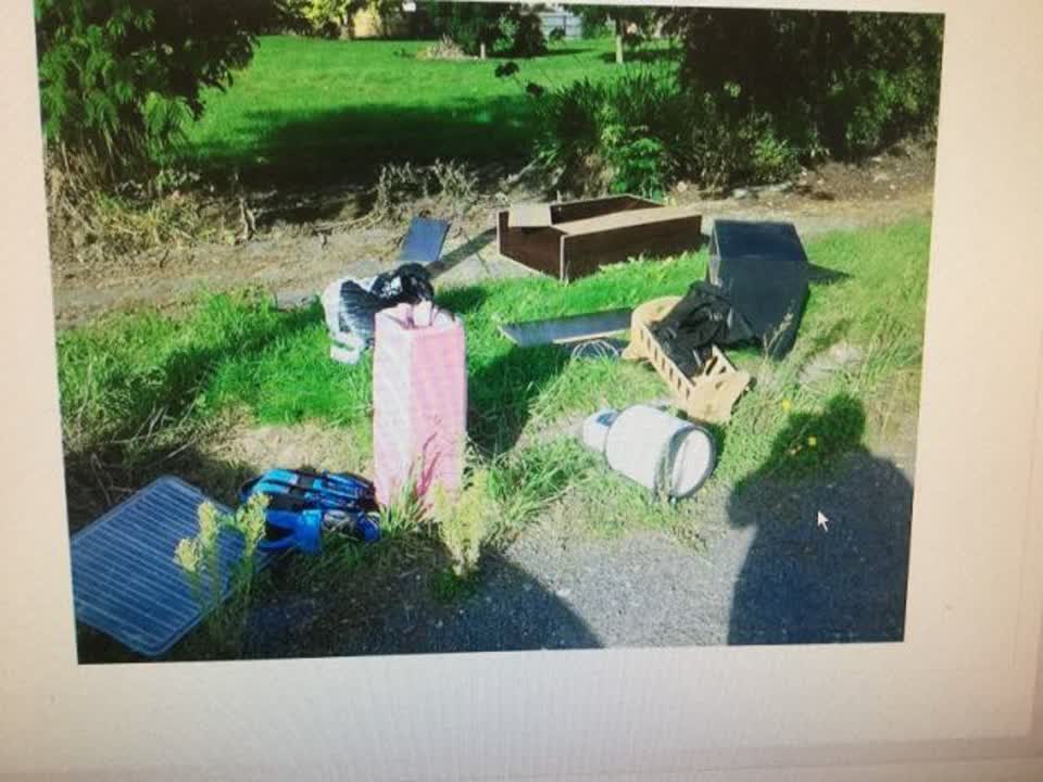 The photograph attached to this rubbish/recycling report