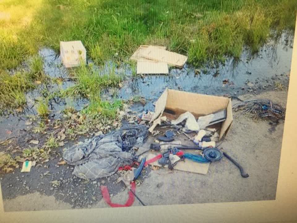 The photograph attached to this rubbish/recycling report