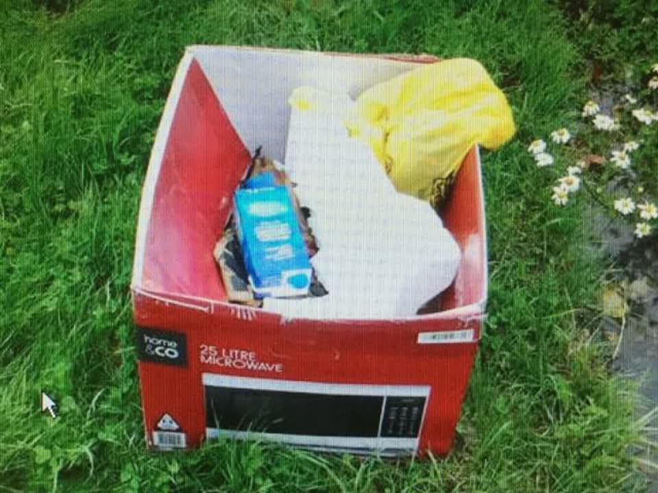 The photograph attached to this rubbish/recycling report