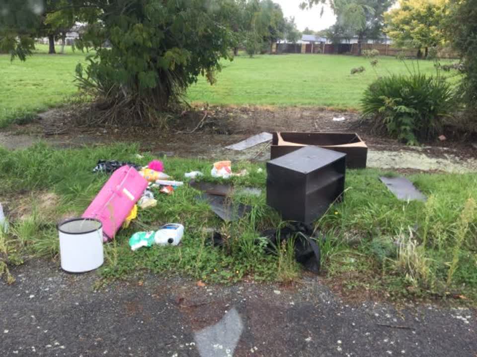 The photograph attached to this rubbish/recycling report