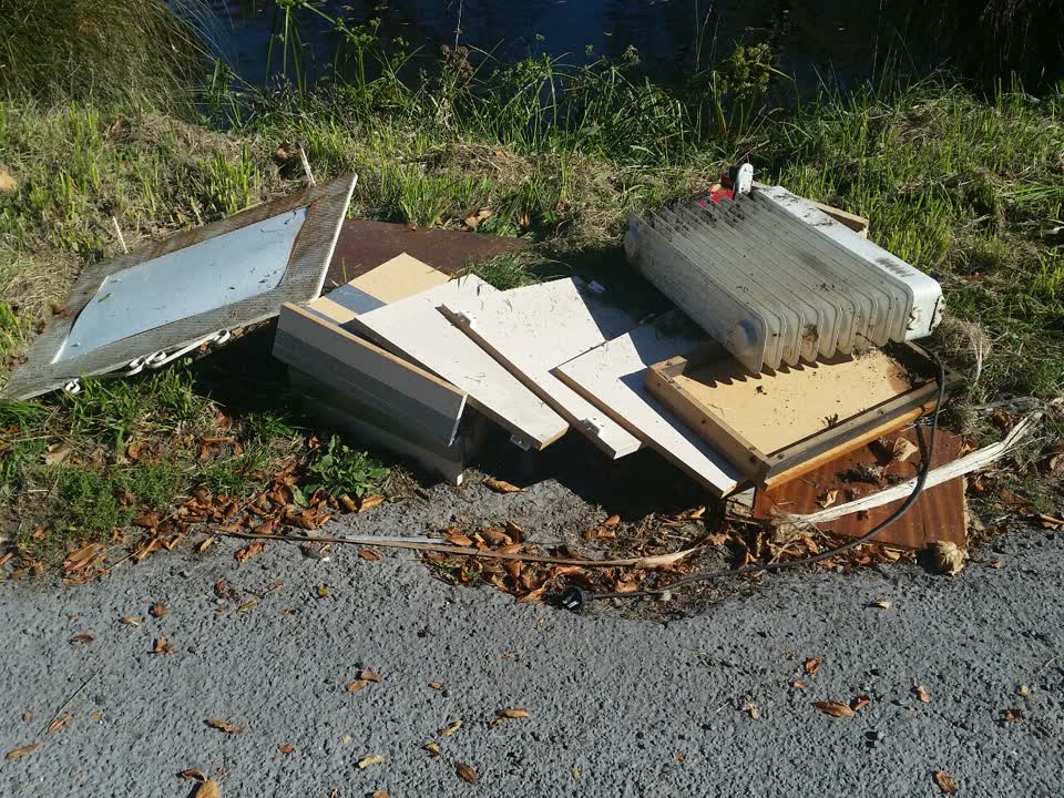 The photograph attached to this rubbish/recycling report