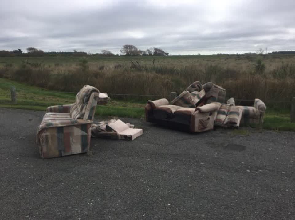 The photograph attached to this rubbish/recycling report
