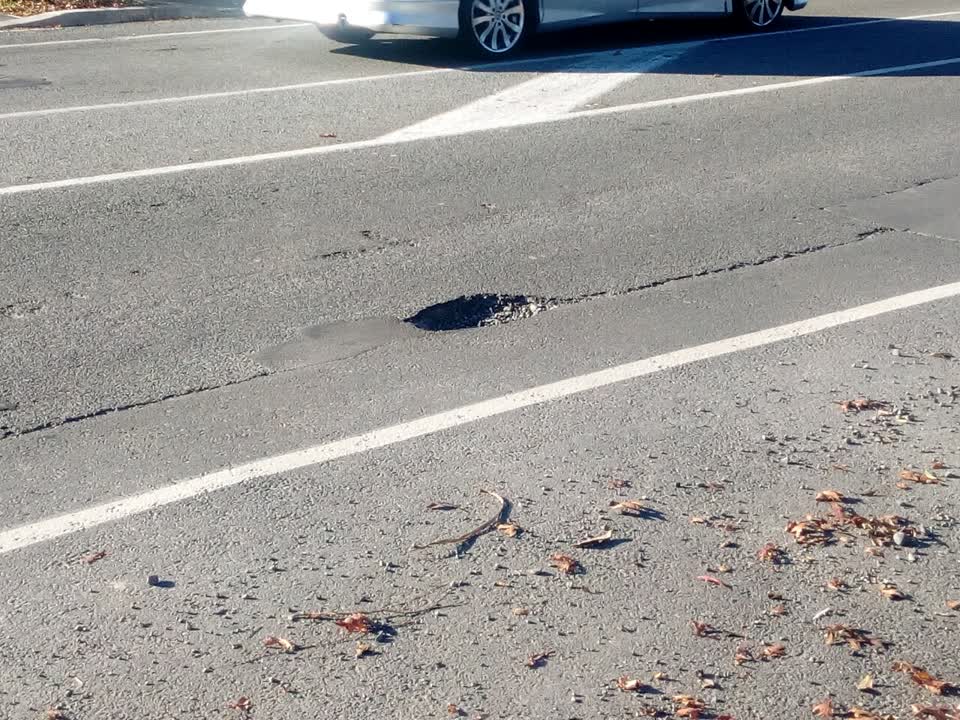 The photograph attached to this roading/streets report