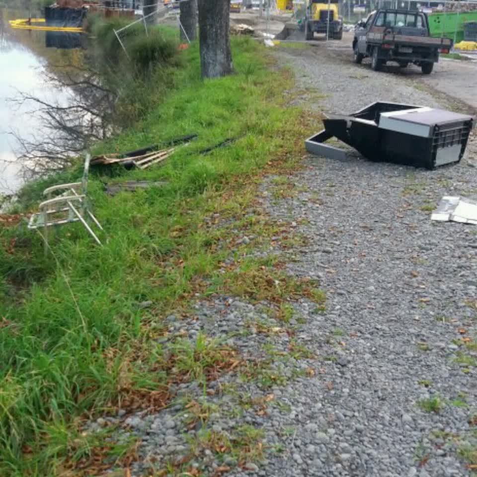 The photograph attached to this rubbish/recycling report