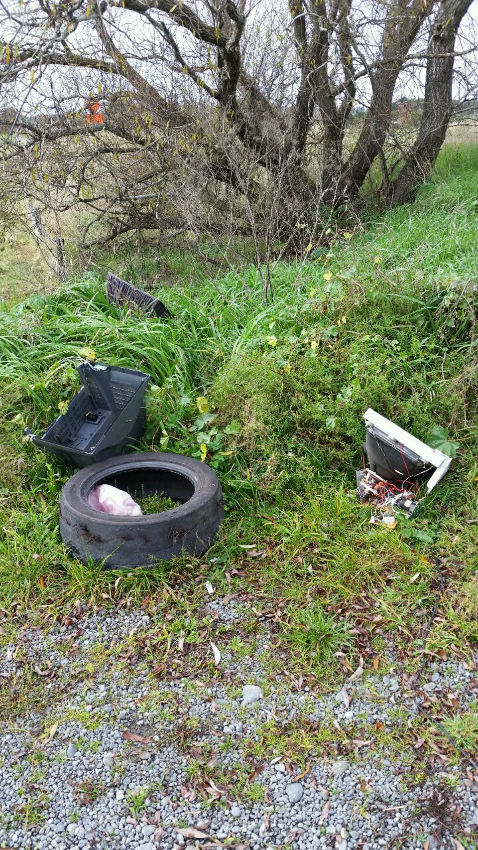 The photograph attached to this rubbish/recycling report