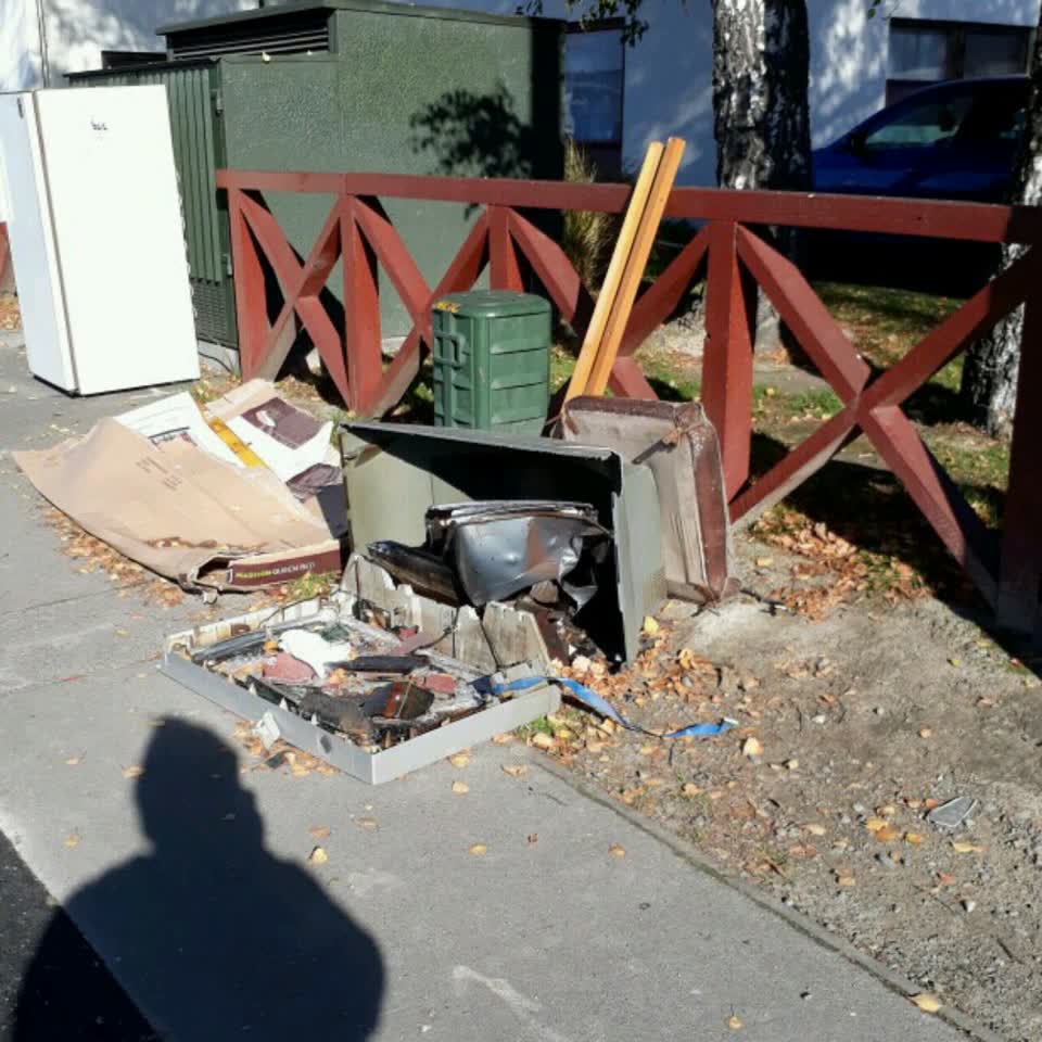 The photograph attached to this rubbish/recycling report